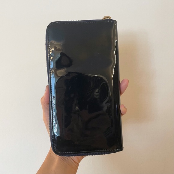 Tory Burch | Navy Patent Leather Zip Wallet - Picture 4 of 10